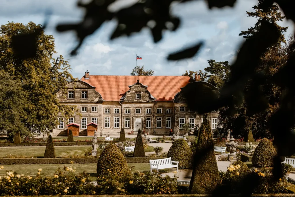 Schloss Blankenburg mit Barockgarten in der Herbstsonne, Harz.