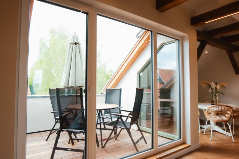 Blick aus dem Wohnbereich der Ferienwohnung Berta auf die Dachterrasse mit Sitzgruppe