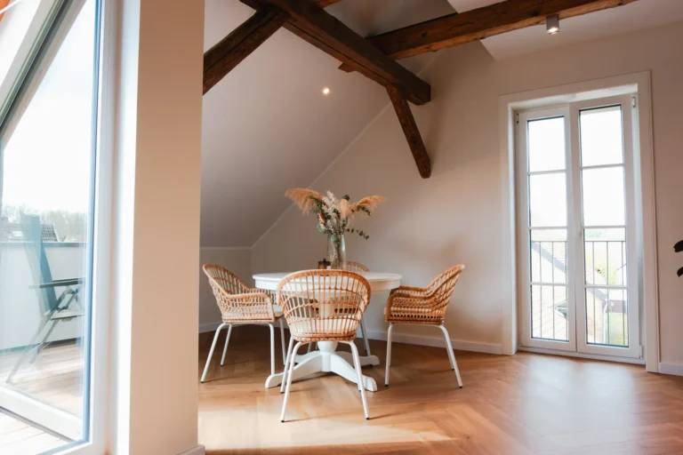 Essbereich der Ferienwohnung Berta auf dem Ilsehof mit rundem Tisch und vier Stühlen