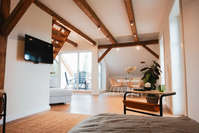 Blick vom Wohnbereich der Ferienwohnung Berta auf den Essbereich und die Dachterrasse