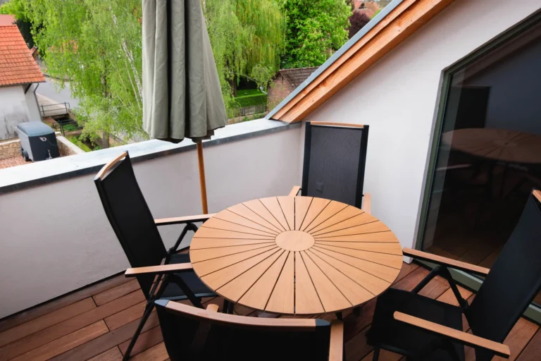 Dachterrasse der Ferienwohnung Berta auf dem Ilsehof mit Tisch und vier Stühlen
