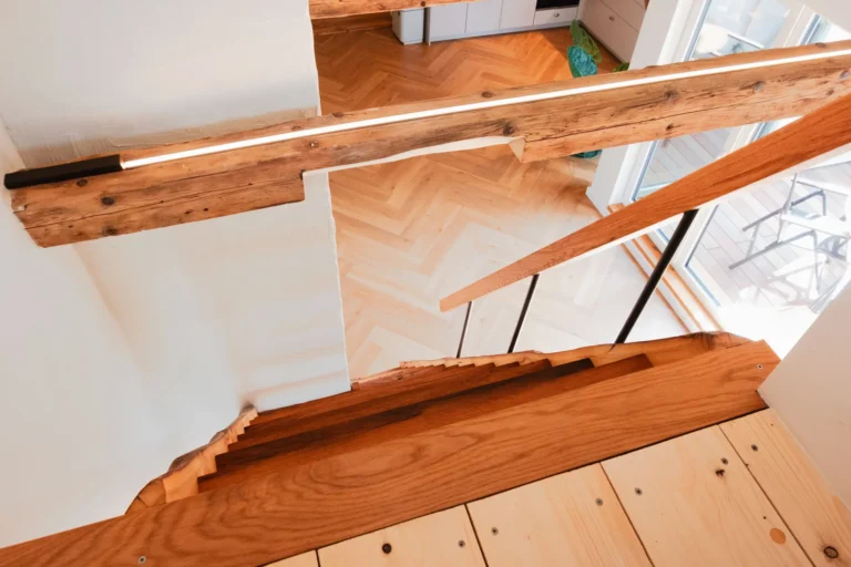 Blick vom offenen Schlafbereich in der Ferienwohnung Berta hinunter auf den Wohnraum und die Dachterrasse.