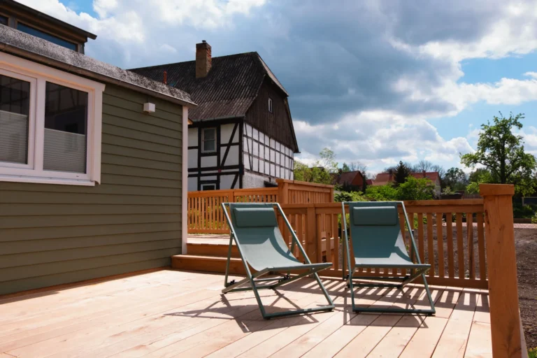 Sonnenterrasse des Tiny House Mimi mit zwei Liegestühlen