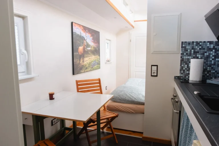 Essbereich und Schlafzimmer im Tiny House Mimi mit Blick auf das Hirschbild
