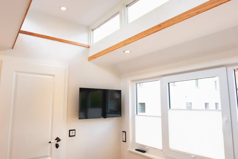 Schlafzimmer im Tiny House Mimi mit TV und großem Fenster