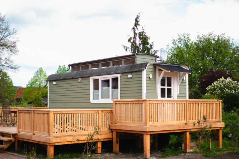 Außenansicht des Tiny House Mimi mit großer Holzterrasse