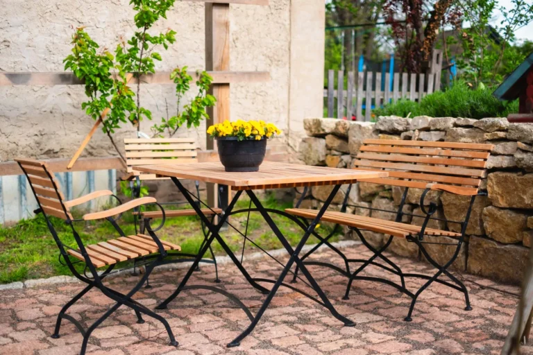 Gartentisch mit Blumenarrangement am Tiny House Mimi