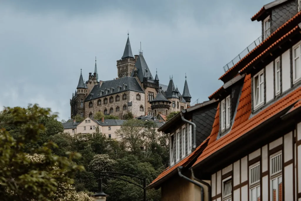 Schloss Wernigerode über Altstadt und Fachwerk, Harz.