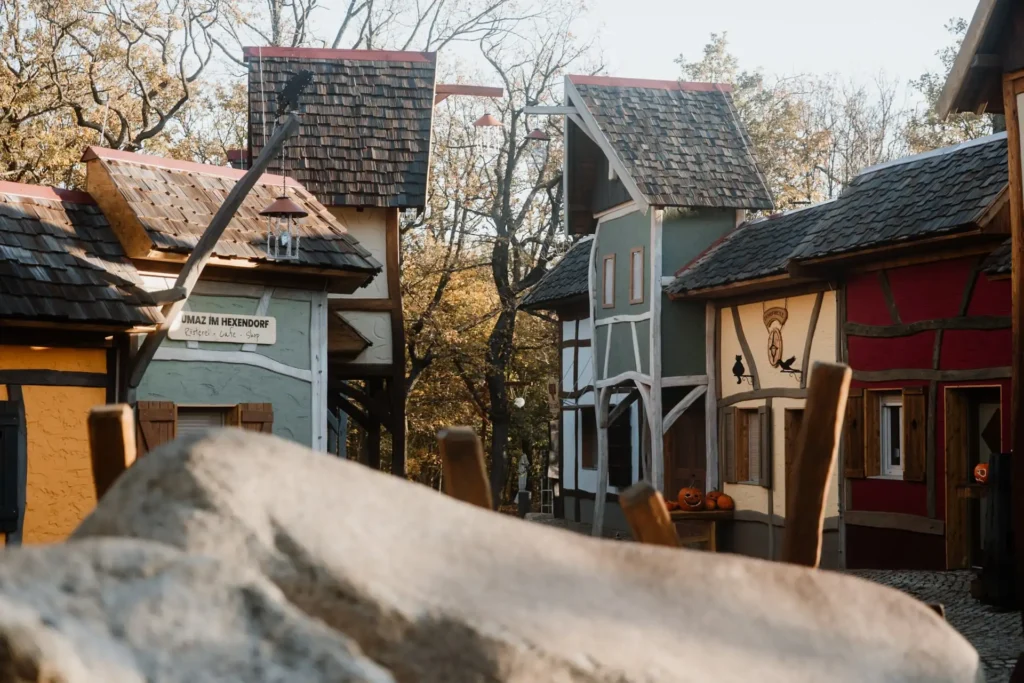 Hexentanzplatz Thale – Hexendorf mit bunten Fachwerkhäuschen.