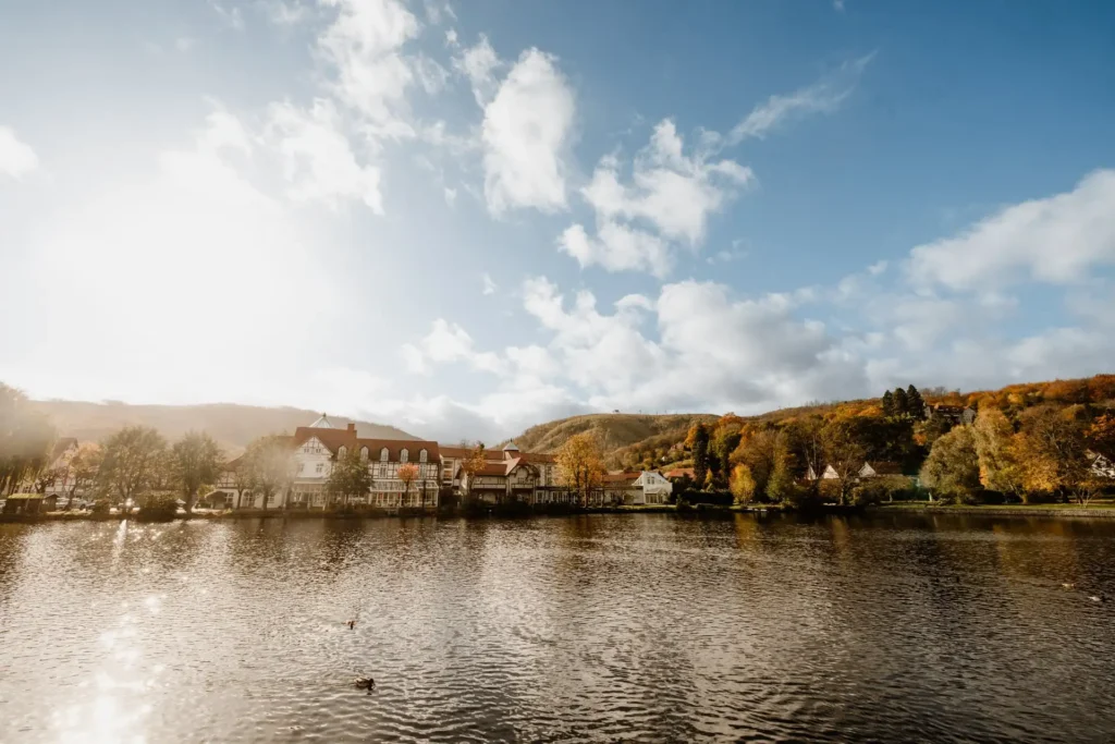 Ilsenburg am See im Herbstlicht – Fachwerkort im Harz.