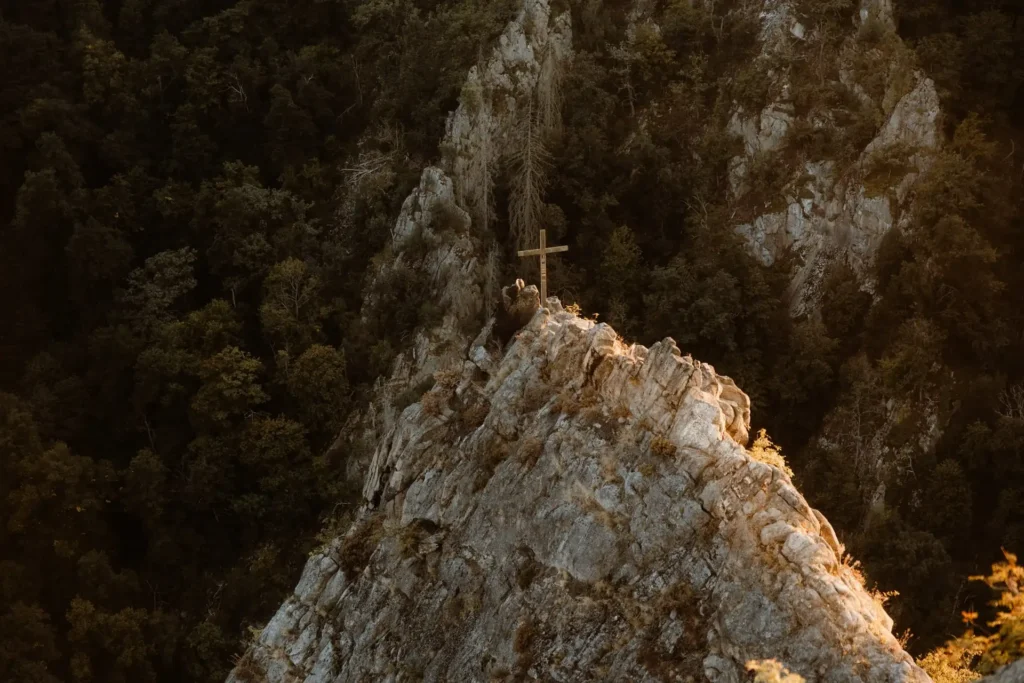 Aussichtspunkt Roßtrappe Thale – Felsgrat mit Gipfelkreuz.