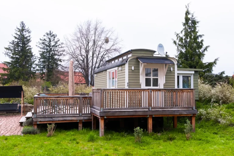 Tiny House Mimi seitliche Außenansicht mit Holzterrasse – Ferienhaus auf dem Ilsehof bei Osterwieck im Harz